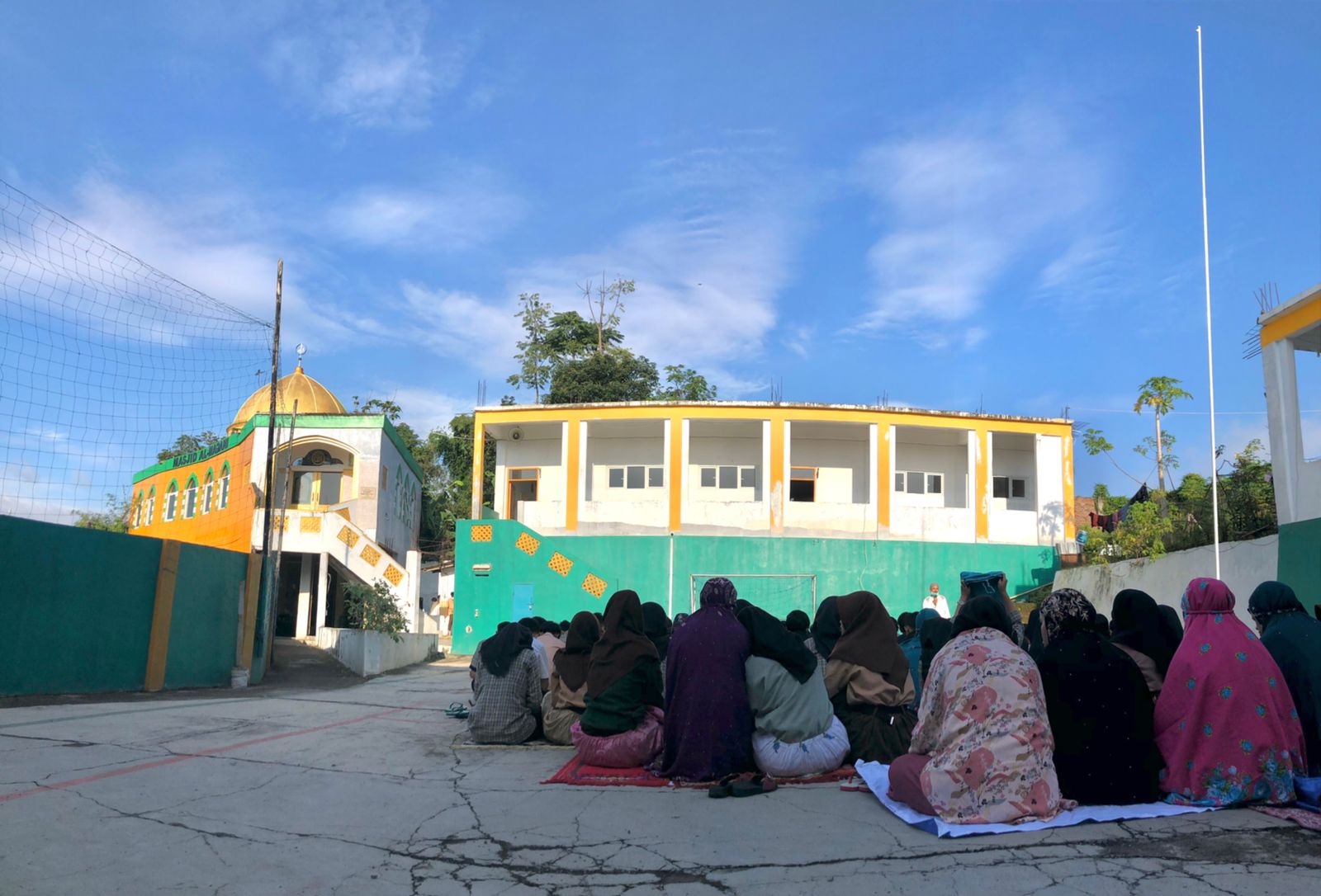 MENUMBUHKAN KARAKTER DAN MENTAL SISWA LEWAT SHALAT DHUHA BERSAMA